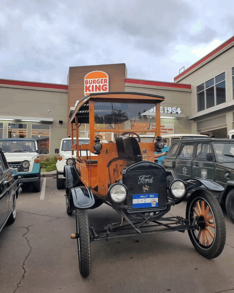 Actividad benéfica y exhibición de autos clásicos