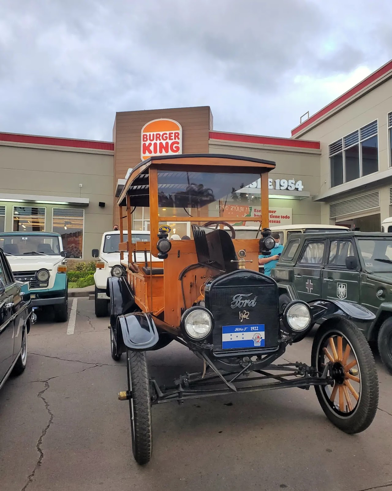 Actividad benรฉfica y exhibiciรณn de autos clรกsicos