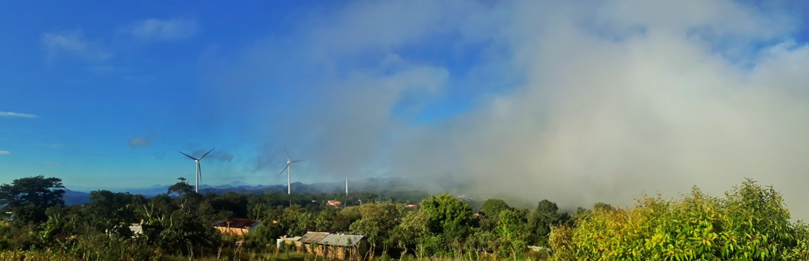 Santa Ana junto con Salvador y su Volkswagen Rojelia
